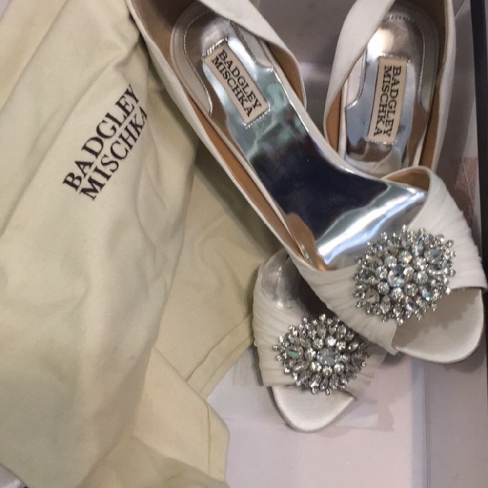 White wedding pumps - Picture 2 of 6